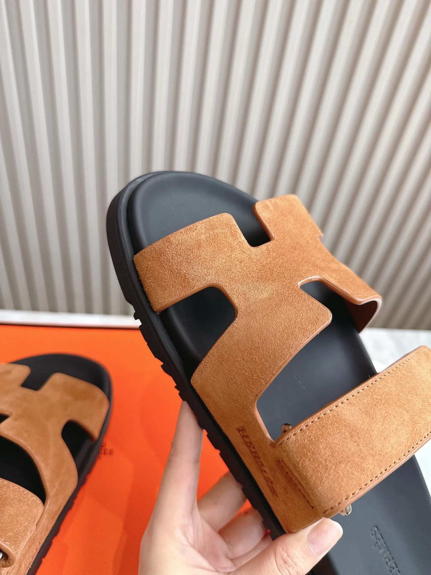 p480🐮🐮Couple model (top version) H family 2024 spring and summer new style HERMES Hermes' recently popular couple model pig nose angle sandals and slippers, paired with various colorful socks, popular. Upper: imported original deerskin (the genuine leather edging is not ordinary super migration). Lining: imported genuine leather. Outsole: Tpu non-slip and wear-resistant outsole. Size: Female 35-42 (40/42 non-returnable and non-exchangeable) Male size: 39-45 (45 non-refundable and non-exchangeable)